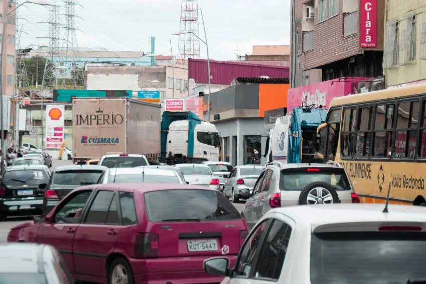 Transito Pesado na Cidade com Rodovia do Contorno Fechada