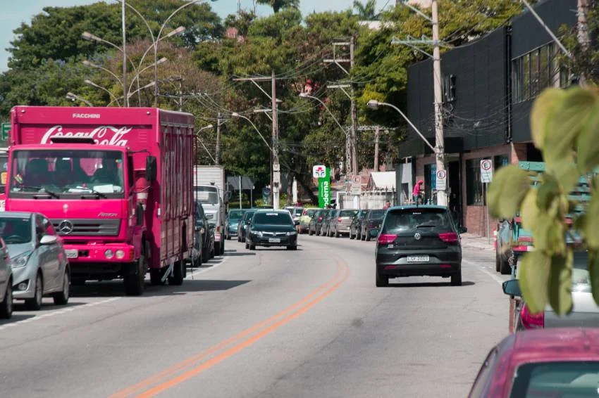 Trecho da Rua Cel. Camilo de Assis terá mão inglesa a partir de sábado, visando reduzir congestionamentos; STMU e GMVR vão orientar motoristas A Secretaria Municipal de Transporte e Mobilidade Urbana continua promovendo alterações no trânsito de Volta Redonda, visando melhorar a circulação de veículos. Dentro da programação da secretaria, a próxima via a receber intervenção será a Rua Cel. Camilo de Assis, no Jardim Amália I. A partir do próximo sábado, dia 24, o trecho entre a rotatória da Praça Dona Santinha até a Rua Senador Alfredo Ellis passará a funcionar com mão inglesa (os veículos seguirão à esquerda da via).