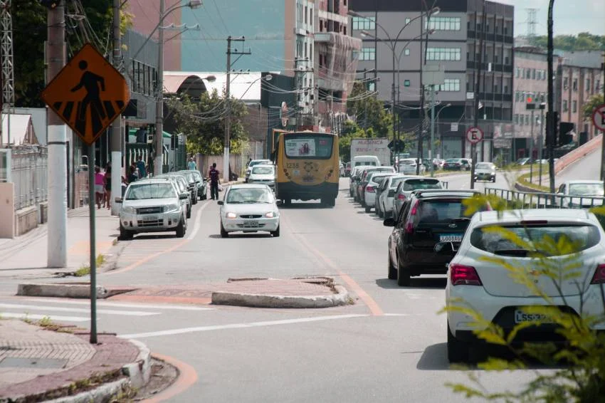 Trecho da Rua Cel. Camilo de Assis terá mão inglesa a partir de sábado, visando reduzir congestionamentos; STMU e GMVR vão orientar motoristas A Secretaria Municipal de Transporte e Mobilidade Urbana continua promovendo alterações no trânsito de Volta Redonda, visando melhorar a circulação de veículos. Dentro da programação da secretaria, a próxima via a receber intervenção será a Rua Cel. Camilo de Assis, no Jardim Amália I. A partir do próximo sábado, dia 24, o trecho entre a rotatória da Praça Dona Santinha até a Rua Senador Alfredo Ellis passará a funcionar com mão inglesa (os veículos seguirão à esquerda da via).