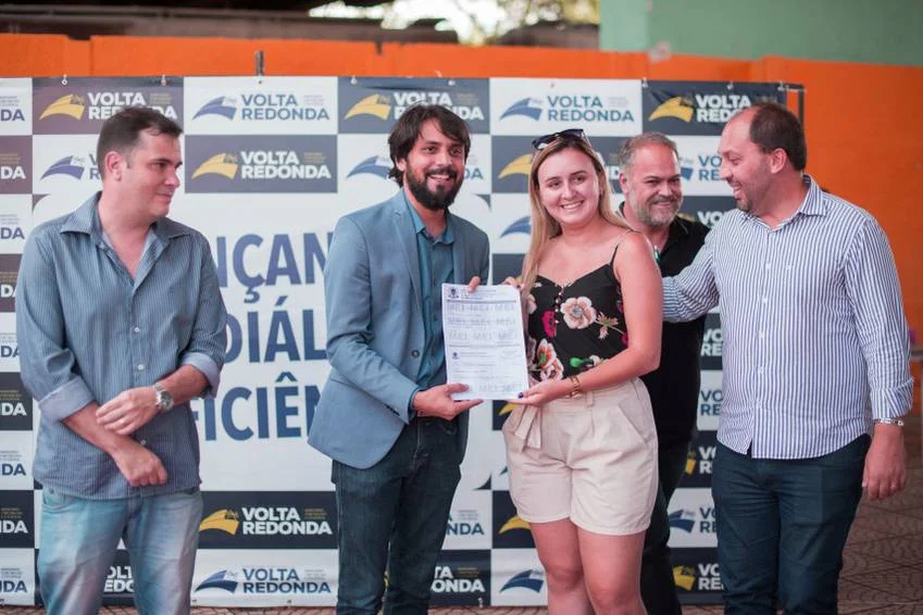 Entregou alvarás para os comerciantes dos Boxes dos Mercados Populares