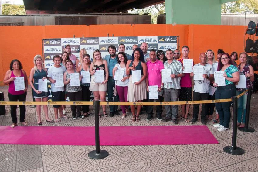 Entregou alvarás para os comerciantes dos Boxes dos Mercados Populares