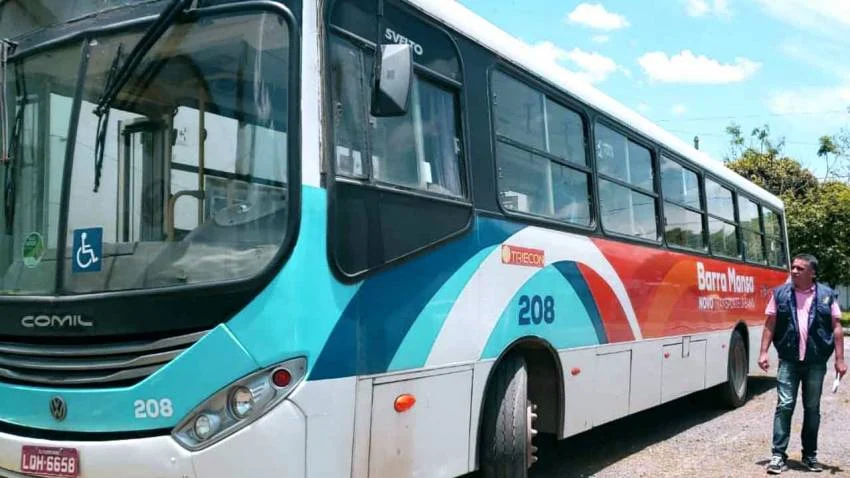Ônibus é apreendido apos apresenta problema em rampa para deficiêntes.