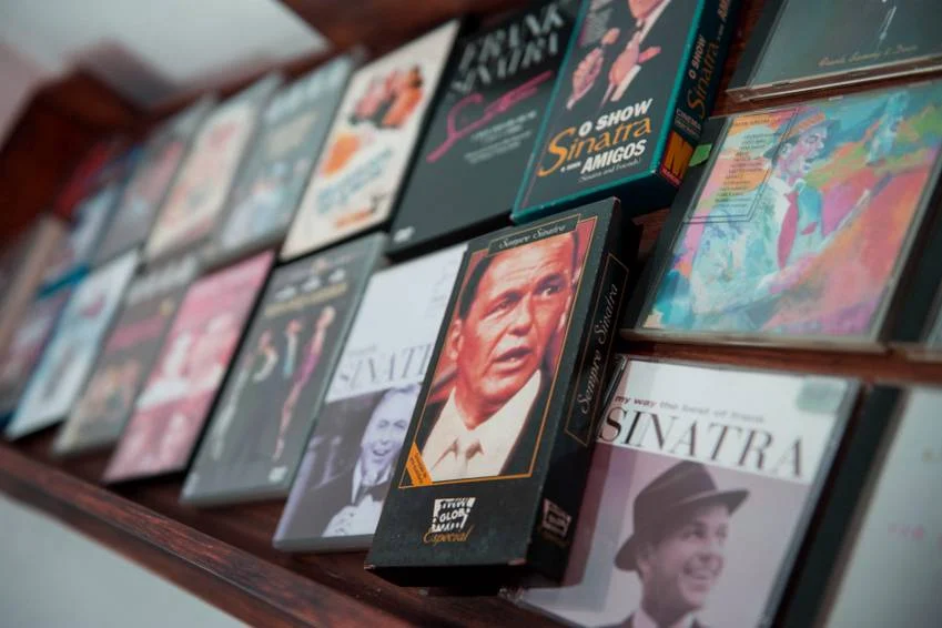 Frank Sinatra é a estrela do Arte na Capa de dezembro e janeiro
