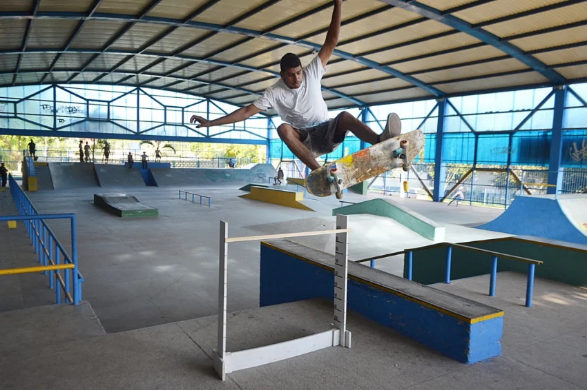 Campeonato de skate no Ginásio do bairro Jardim Tiradentes em Volta Redonda.