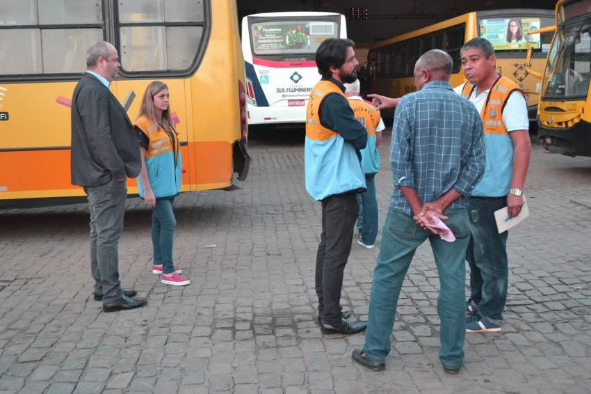 Prefeito participa de Fiscalização em Empresa de Ônibus.