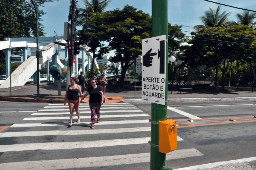 Semáforo para pedestre com botoeira na Avenida Beira Rio