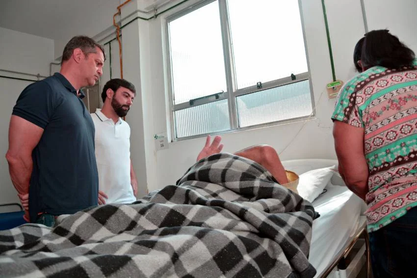 Secretário de Saúde Alfredo Peixoto, visitando hospitais no domingo para verificar condições de atendimento.