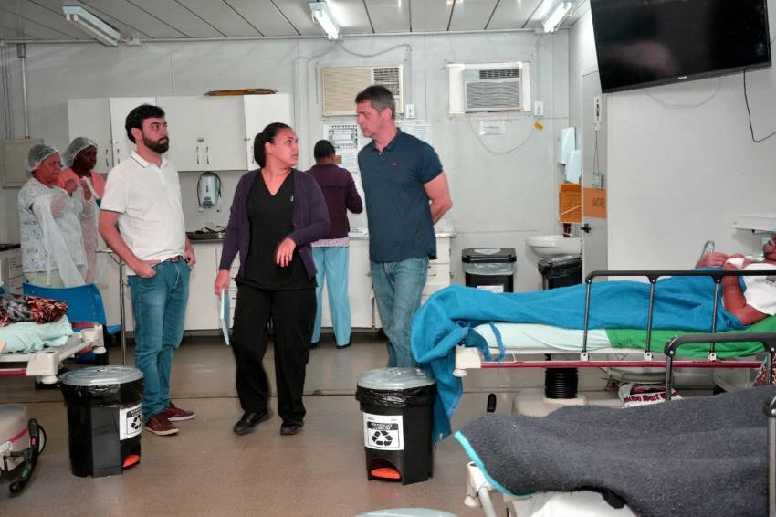 Secretário de Saúde Alfredo Peixoto, visitando hospitais no domingo para verificar condições de atendimento.