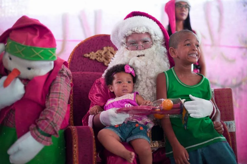 Papai Noel faz Distribuição de Brinquedos no Bairro Retiro