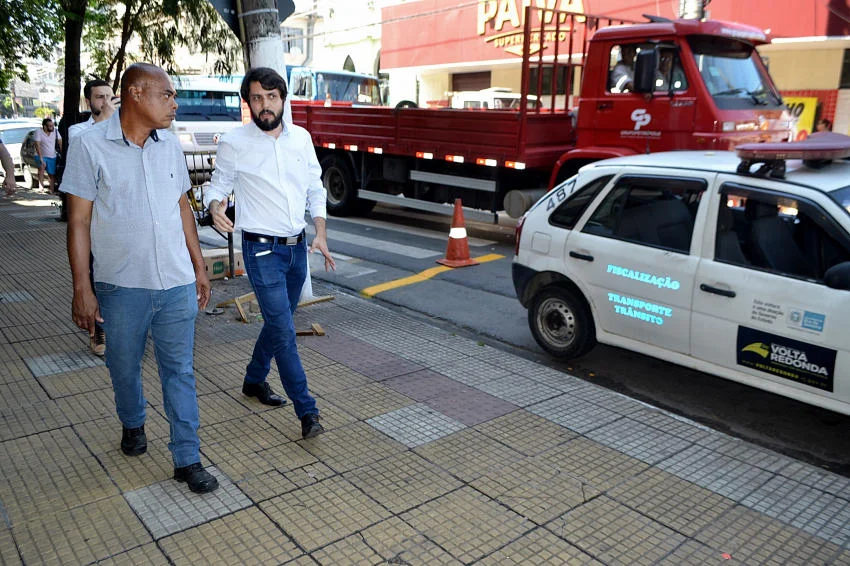 Prefeito Samuca Silva esteve na manhã deste terça na Rua 207 - Trecho BR393