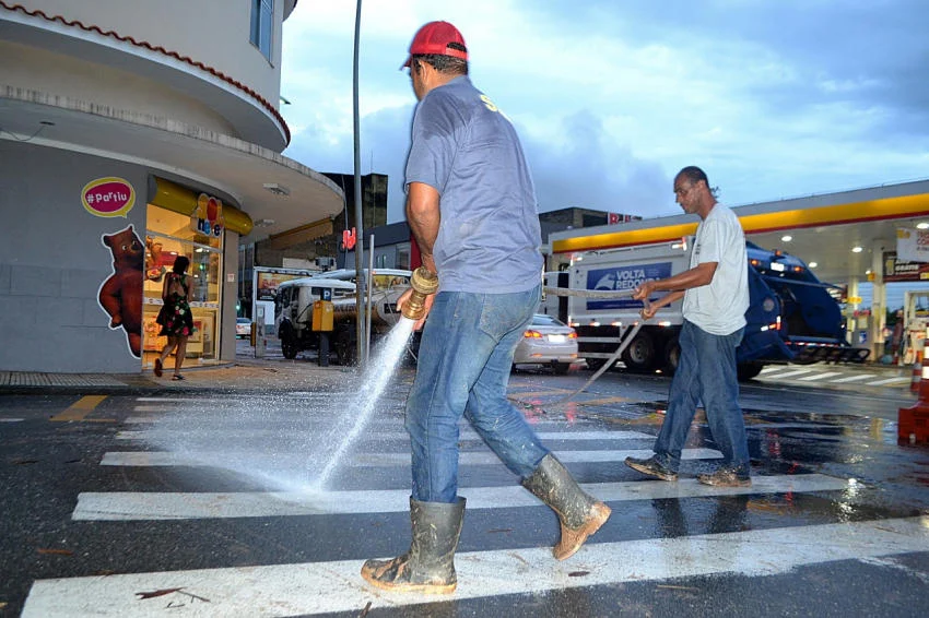 O final de semana foi para realizar a limpezas das vias em Volta Redonda