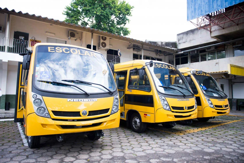 Resende Recebe Três Ônibus para Beneficiar a Rede Municipal de Ensino