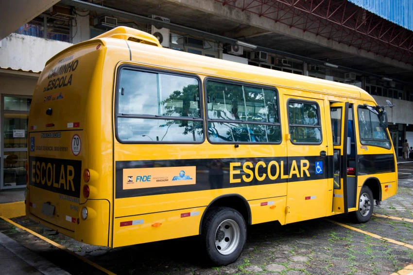 Resende Recebe Três Ônibus para Beneficiar a Rede Municipal de Ensino
