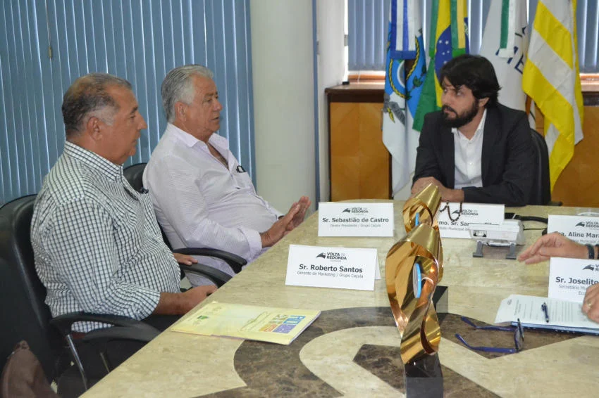 Samuca Silva, recebeu, em seu gabinete, empresários de uma rede de papelaria