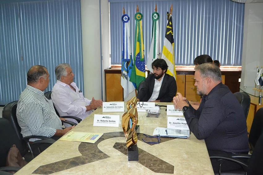 Samuca Silva, recebeu, em seu gabinete, empresários de uma rede de papelaria