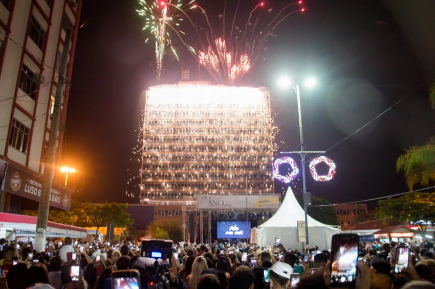 Queima de Fogos no Escritório Central, Vila Sta Cecíclia - Reveillon Volta Redonda