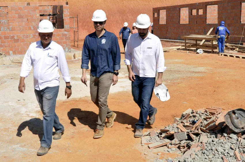 Prefeito Rodrigo Drable acompanha o andamento das obras do ‘Minha Casa Minha Vida’ 
