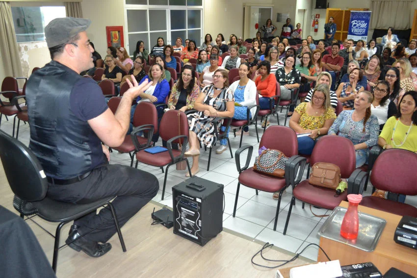 Professores de Volta Redonda aprendem sobre contação de histórias 