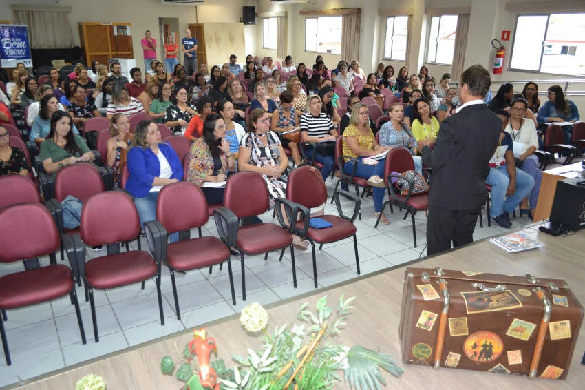 Professores de Volta Redonda aprendem sobre contação de histórias 