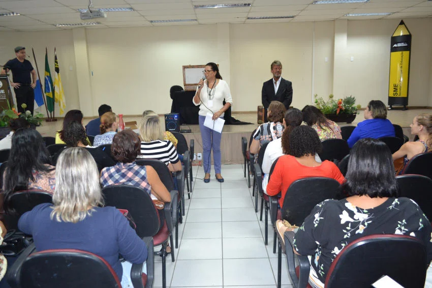 Professores de Volta Redonda aprendem sobre contação de histórias 