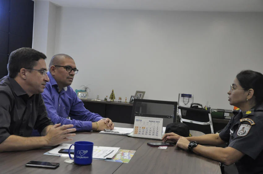 O prefeito de Pinheiral, recebe em seu gabinete a tenente-coronel, comandante do 28º Batalhão da Polícia Militar, Luciana Rodrigues