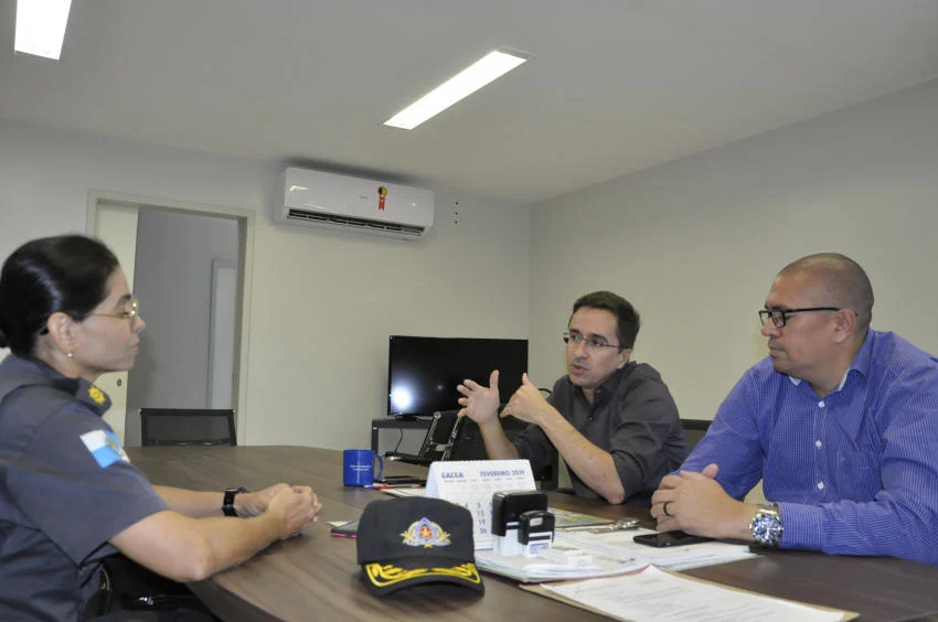 O prefeito de Pinheiral, recebe em seu gabinete a tenente-coronel, comandante do 28º Batalhão da Polícia Militar, Luciana Rodrigues