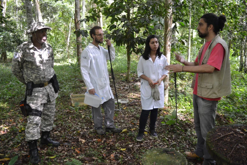Meio Ambiente devolve serpentes à natureza em Volta Redonda