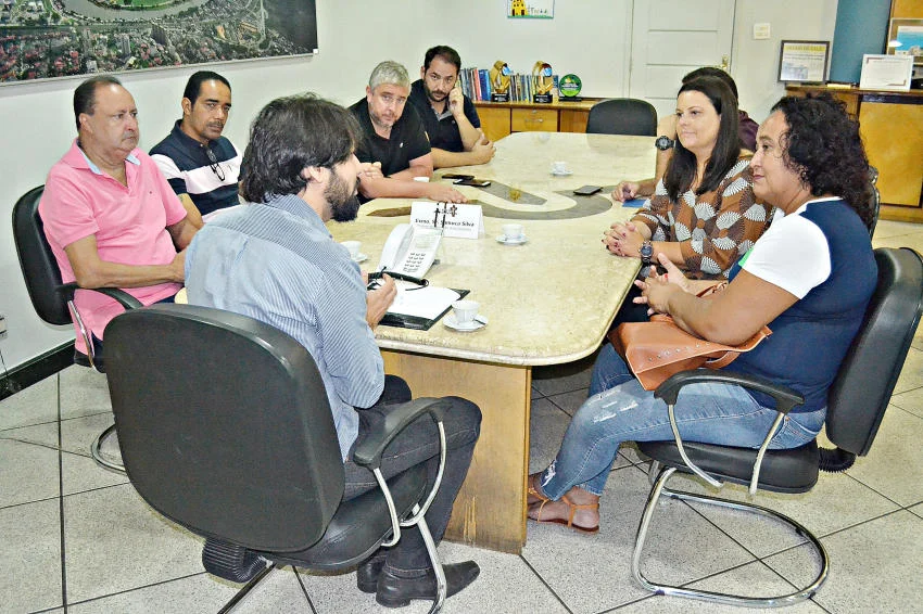 Samuca Silva recebe mãe de Arthur Vinícius
