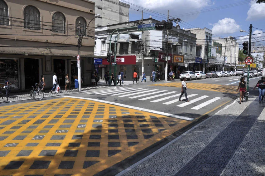 Secretaria de Ordem Pública de Barra Mansa está realizando os serviços de  pintura e reforço das faixas de trânsito no município