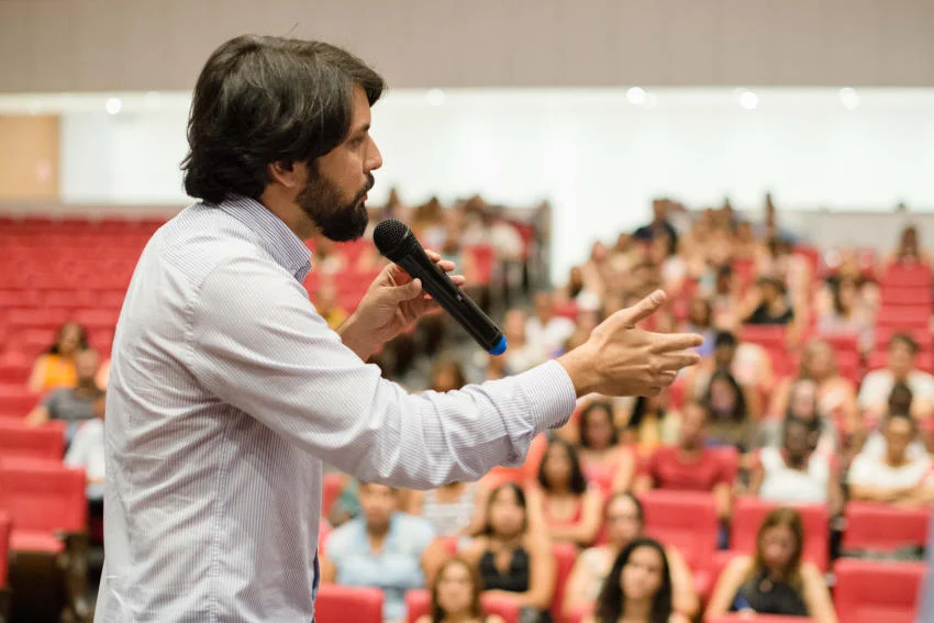 Reunião entre Prefeito Samuca Silva e funcionários de varias unidades e setores diferenciados da secretaria municipal de Saúde.