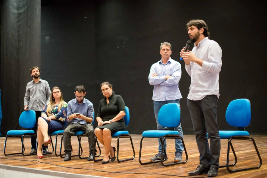 Reunião entre Prefeito Samuca Silva e funcionários de varias unidades e setores diferenciados da secretaria municipal de Saúde.