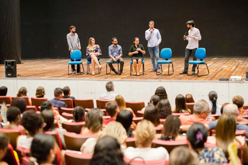Reunião entre Prefeito Samuca Silva e funcionários de varias unidades e setores diferenciados da secretaria municipal de Saúde.