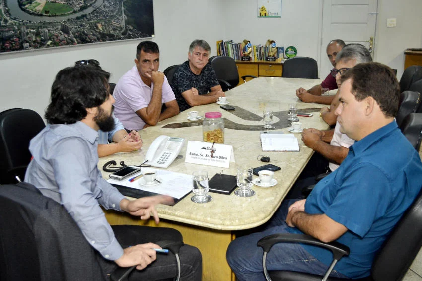 Samuca Silva orienta prioridade na obra do Campo do Siderlândia