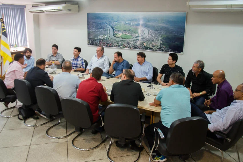 Samuca Silva se reúne com vereadores da base aliada