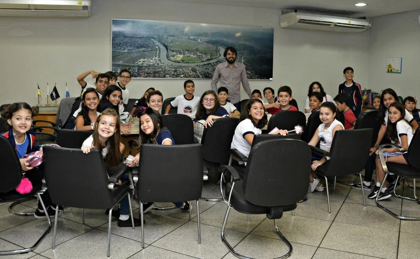 Samuca Silva responde a perguntas de alunos do Ensino Fundamental