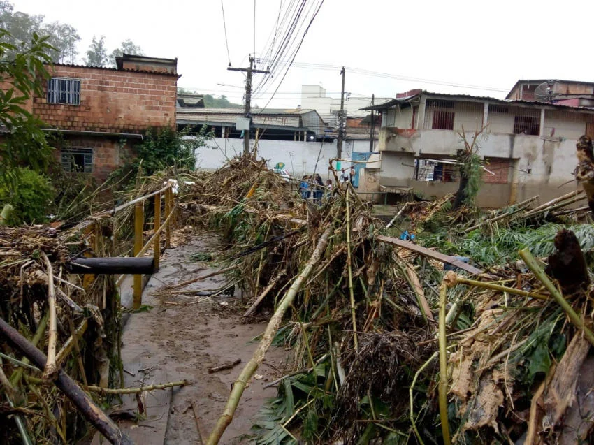 ação será realizada pela administração municipal com apoio da associação de moradores. Campanha de doação de móveis, agasalhos e alimentos é organizada.