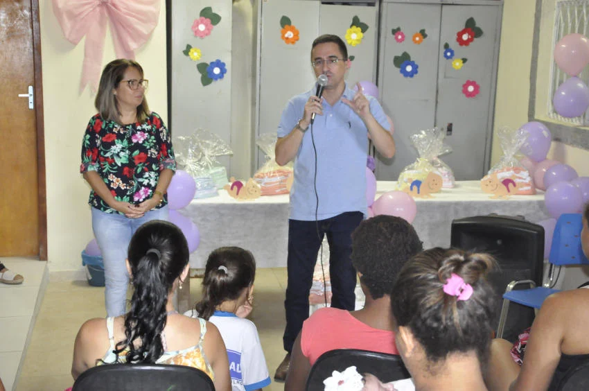 Prefeito de Pinheiral entrega "kit natalidade" para algumas mães da cidade