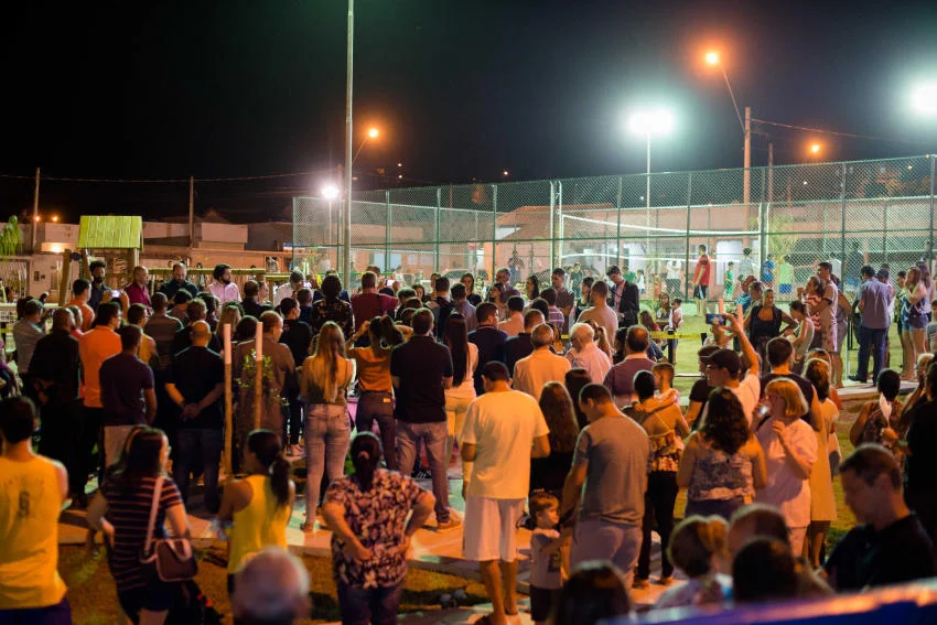 Moradores do Parque do Contorno lotam praça de esporte e lazer na inauguração