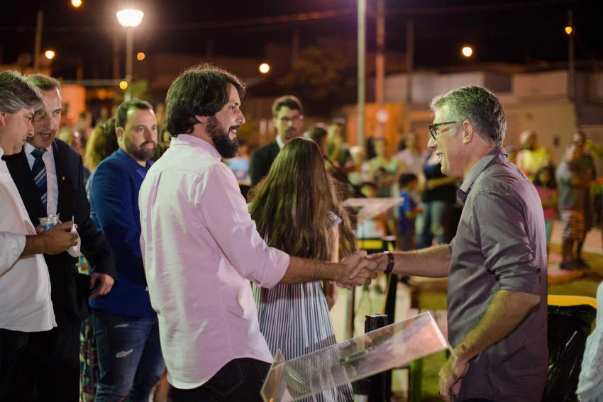 Moradores do Parque do Contorno lotam praça de esporte e lazer na inauguração