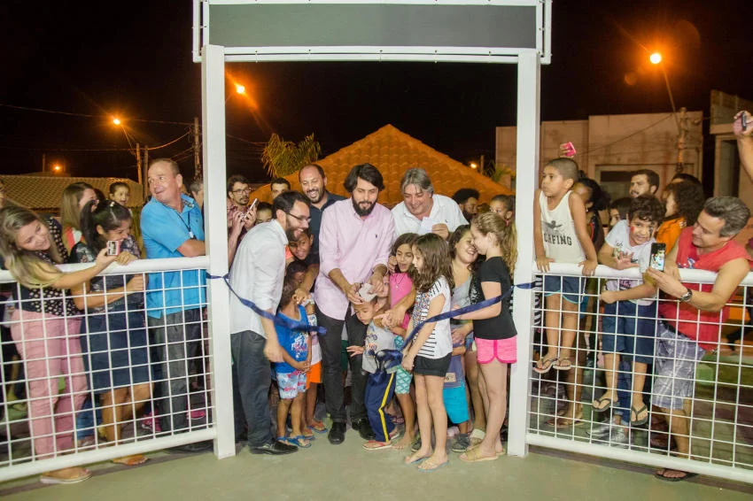 Moradores do Parque do Contorno lotam praça de esporte e lazer na inauguração
