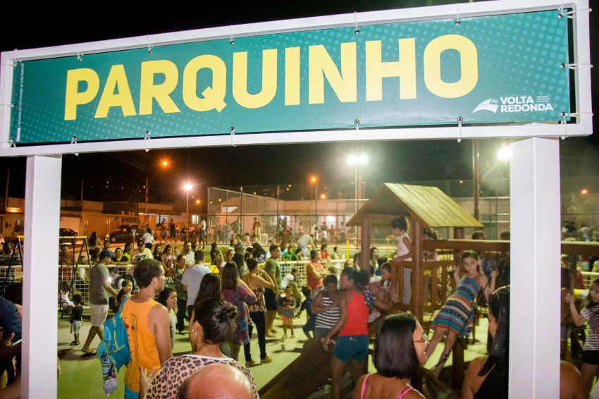 Moradores do Parque do Contorno lotam praça de esporte e lazer na inauguração