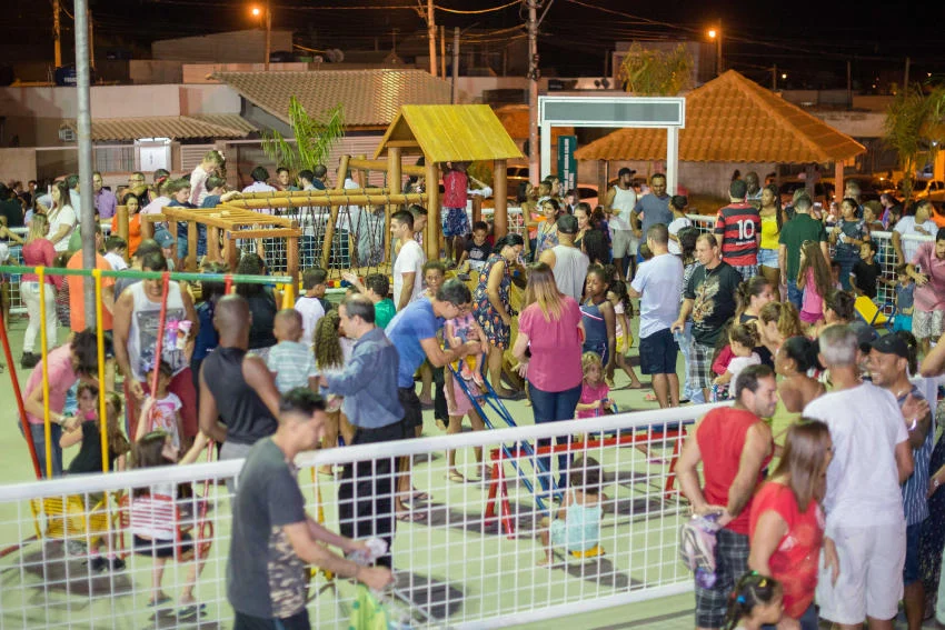 Moradores do Parque do Contorno lotam praça de esporte e lazer na inauguração