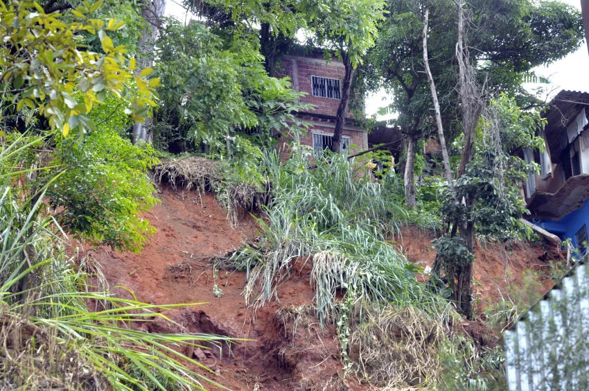 Efetivo do órgão está atuando na desobstrução de vias públicas; Defesa Civil interditou casas que ameaçam desabar