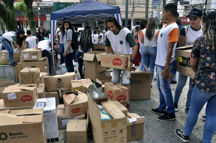 Assistência Social recebe doações de água, alimentos, materiais de limpeza, colchões e roupas