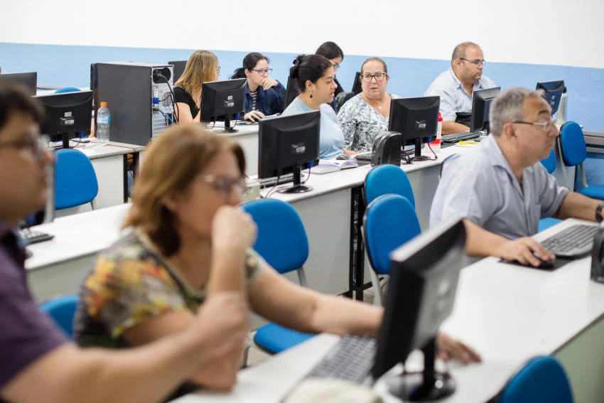 Servidores públicos optaram entre Informática Básica e Excel Avançado; aulas começaram nesta semana e terminam no final do mês
