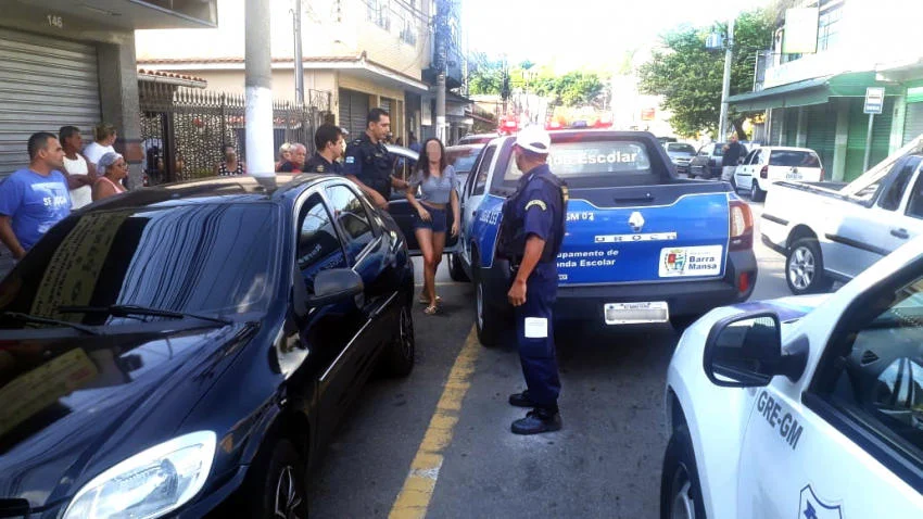 Homem é preso pela GMBM por agredir mulher no meio da rua