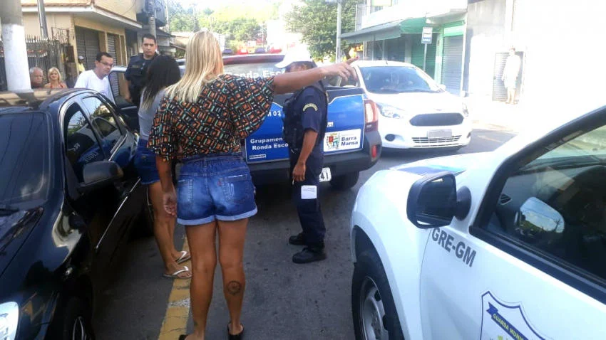 Na delegacia foi constatado um mandado de prisão contra o autor da agressão por latrocínio