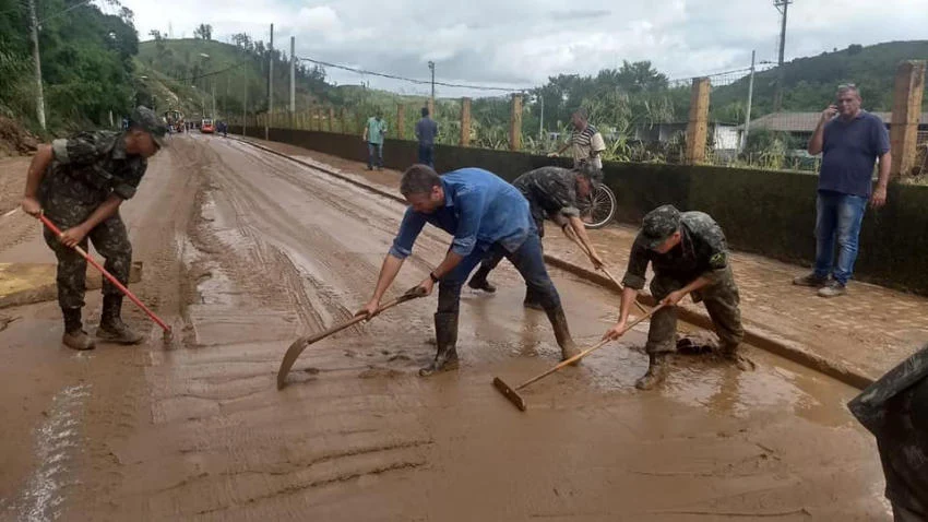 Após estragos causados pelas chuvas prefeito de Barra Mansa se reúne com equipe da Defesa Civil do Estado