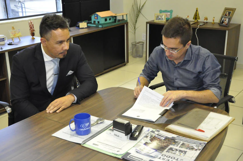 Prefeito assina termo de cooperação para serviço do inss ser realizado em pinheiral