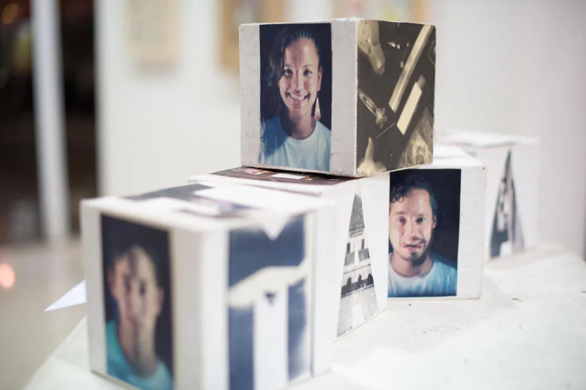 80 artistas participam da mostra feita em papel botânico artesanal; exposição fica aberta até 6 de maio